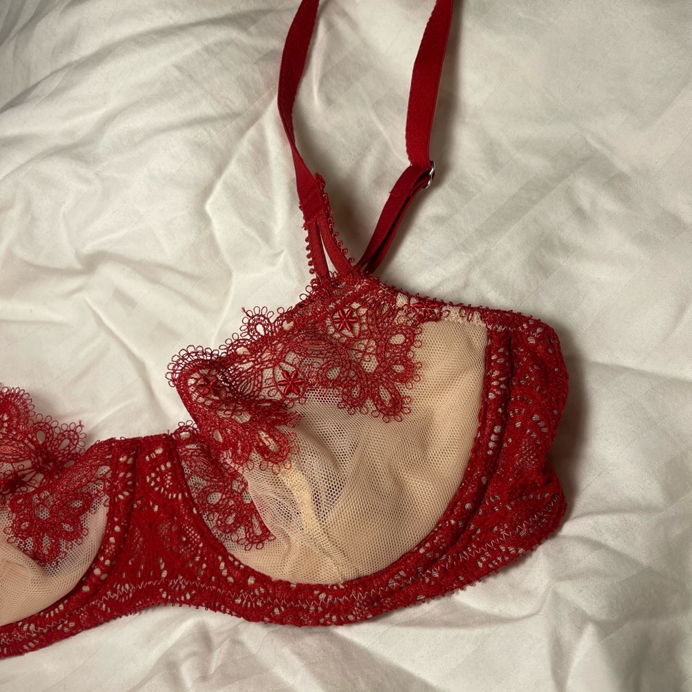 VS Red lace bra